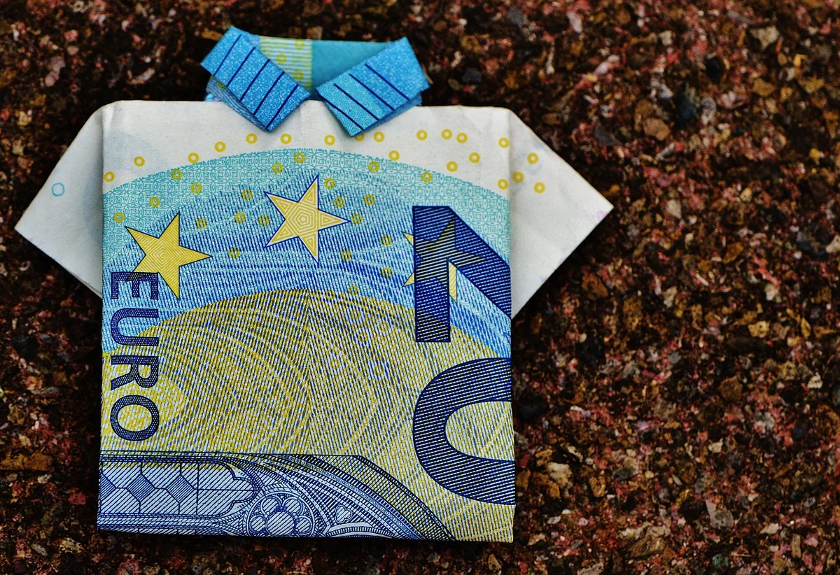 Restaurer un meuble ancien : techniques et produits essentiels en 2026