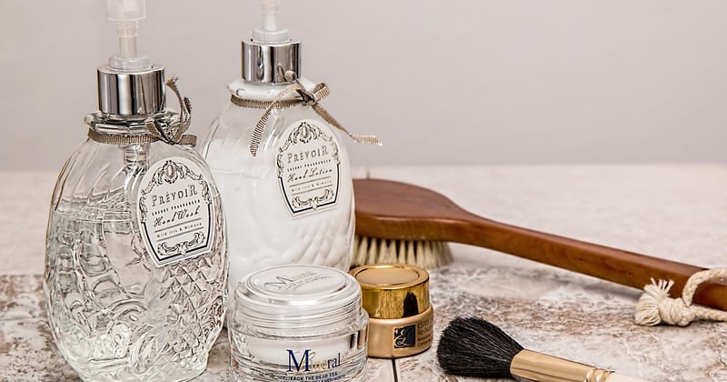 Vers noirs toilettes : causes réelles et solutions rapides