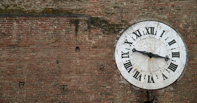 Horloge murale salon : 7 modeles qui transforment votre deco
