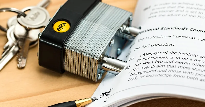 Quels sont les frais cachés et les options qui font grimper la note ?