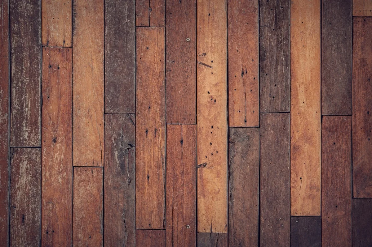 Comment rattraper le niveau de votre plancher bois en 2026 : guide pratique